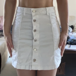 Jeanskjol  - Vit jeanskjol från Gina Tricot i storlek 36. I fint skick. Inga slitningar eller missfärgningar