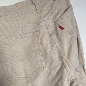 Levis 70s high flare i manchester - Superskön levis byxa w28/34 i manchester (stretch).Säljer pga fel stl,använd en gång.