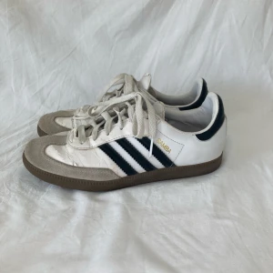 Samba - Adidas samba slutsålda överallt.  Storlek 36 2/3  Vegansk läder  Är använda se bilder