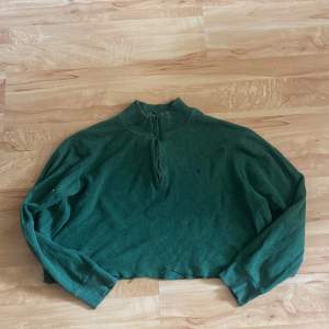 Croppad grön tröja från Hampton Republic! Storlek XL. Köpt på secondhand. Säljer för jag inte använder den längre. 100kr+frakt