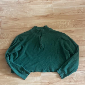 Tröja - Croppad grön tröja från Hampton Republic! Storlek XL. Köpt på secondhand. Säljer för jag inte använder den längre. 100kr+frakt