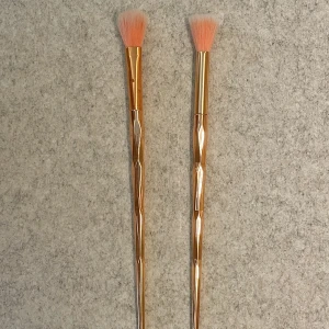 Ögonskuggsborstar - Sminkborstar för ögonskugga. Ungefär lika stora som en tumme. 20kr för båda eller 13kr/styck🧡