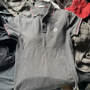 Moncler piké - Jätte fin moncler piké, skick 8/10 inga defekter men frf använd. Skriv privat för äktenhets bevis.
