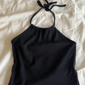Svart topp - Jättefin svart topp som knyts i nacken. Tror att den är från bikbok 