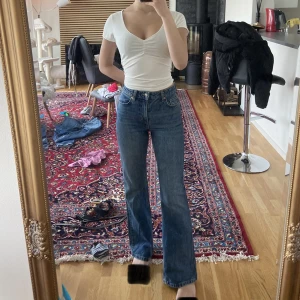 Flare jeans - Säljer dessa flare jeans i highwaist som är köpta från asos, märket är topshop! Säljer då de börjar bli för tighta för mig. Längden är perfekt för mig som är 166! Är i superfint skick:) Köpare står för frakt. Kolla gärna min profil för annat liknande 💓