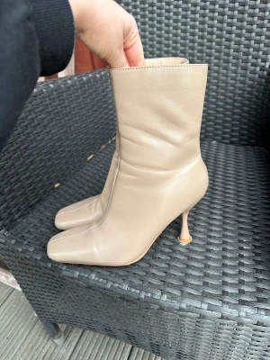 Klackskor  - Fina klackskor från Gina tricot. Andvända en gång bara. 