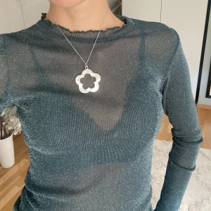 Mesh topp - Såå fin grön glittrig topp, bra skick!