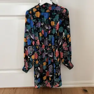 Blommig klänning perfekt till både sommar och vinter. Köpt från Gina tricot och använd ett fåtal gånger. Är i fint skick. 