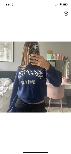 Mörkblå sweatshirt  - Säljer min fina sweatshirt då jag inte använder längre. Har använt några få gånger men är i bra skick!