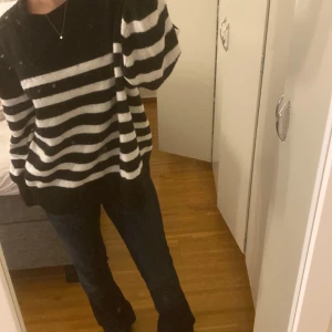 stickad tröja - en jätte skön stickad tröja från hm som inte kommer till användning. den är i storlek L men skulle säga att den är som en m men s och xs kan även ha den beroende på hur man vill att den sitter. Jag är oftast s i storleken. 