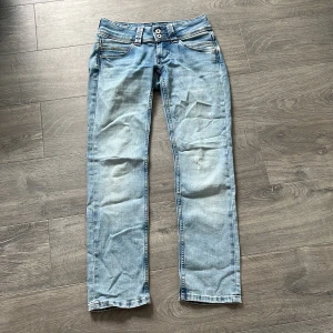 Pepe jeans - Säljer pga de inte kommer till användning. Använd ett fåtal gånger. Passar dig som är mellan 155-160. Midjemått: 37 cm rakt över. Innerbenslängd: 74 cm.