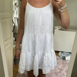 Vit strandklänning - Vit strandklänning från hm🙌🏼🤍