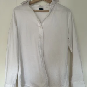 Skjorta  - Vit skjorta från Gina Tricot!  