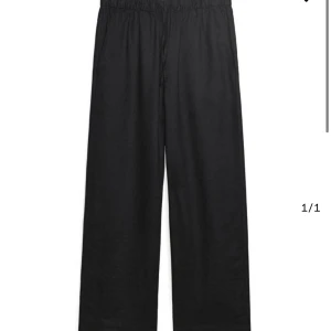 Linnebyxor - Ett par svarta linnebyxor från arket i storlek M. Har inte fått användning för byxorna, de är alltså i nyskick. 