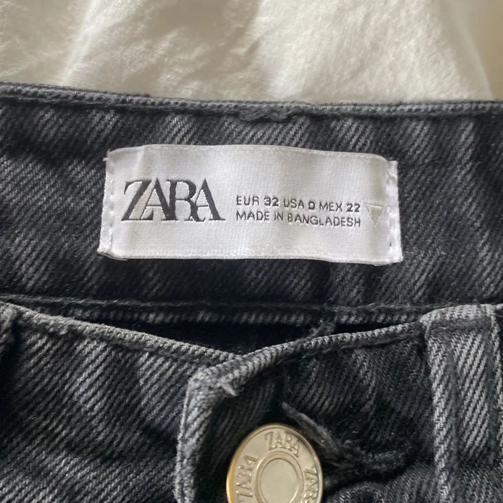 Zara jeans köpta för några år sedan. Säljer då de inte är min stil. Storlek 32. Midjan är midrise. . Jeans & Byxor.