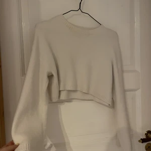 Croppad mjuk tröja med vida ärmar - Superskön tröja i croppad passform