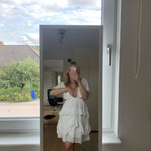 Dröm klänning 😍😍 - En DRÖM klänning som är så så fin med både i fram och i ryggen😍 dock lite för urringad för mig och därav kommer den inte till användning! Aldrig använd o prislappen är kvar !
