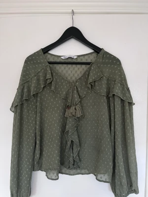 Grön zara blus  - Säljer nu min jätte fina gröna blus från zara, då den inte kommer till användning längre. Storlek XS-S💕