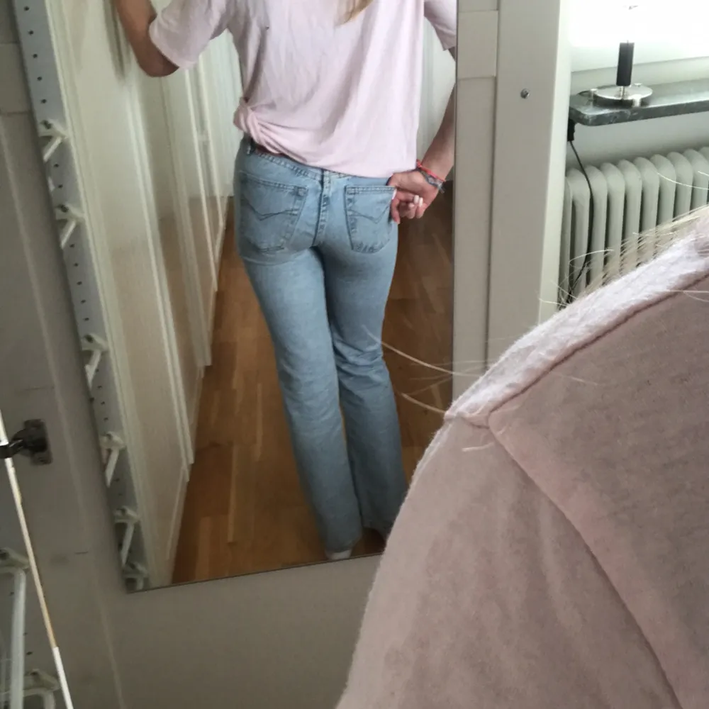 Säljer dessa lågmidjade straight jeansen. De är från märket Davy’s i storlek 26/150 vilket motsvarar Xxs/Xs. Midjemått: 73 cm Innebenslängd: 75 cm❤️❤️. Jeans & Byxor.