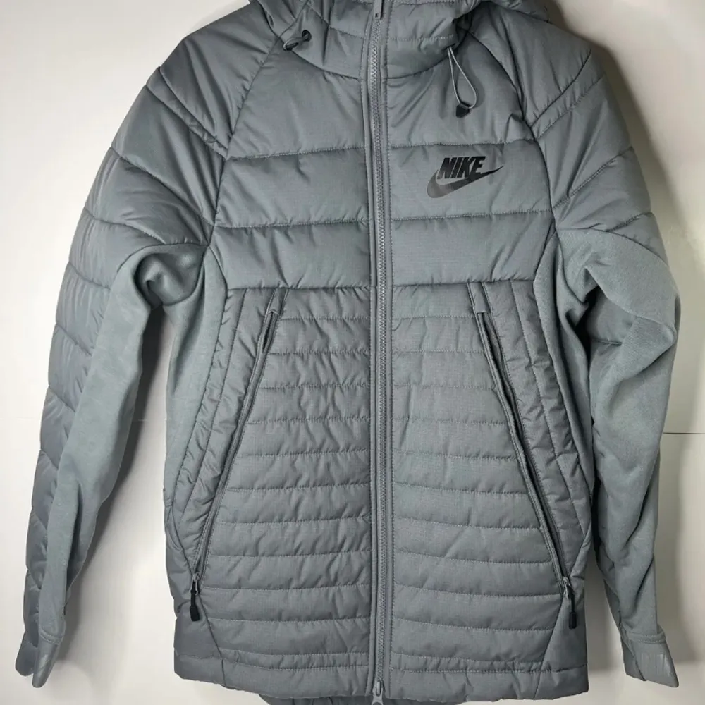 I’m selling my Nike hybrid grey jacket. It’s sold out worldwide because Nike discontinued it, after 2020. My starting Price is 140£ , for obvious causes, but I’m  open for offers and negotiations. Cheers!. Jackor.