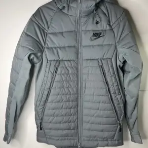 I’m selling my Nike hybrid grey jacket. It’s sold out worldwide because Nike discontinued it, after 2020. My starting Price is 140£ , for obvious causes, but I’m  open for offers and negotiations. Cheers!