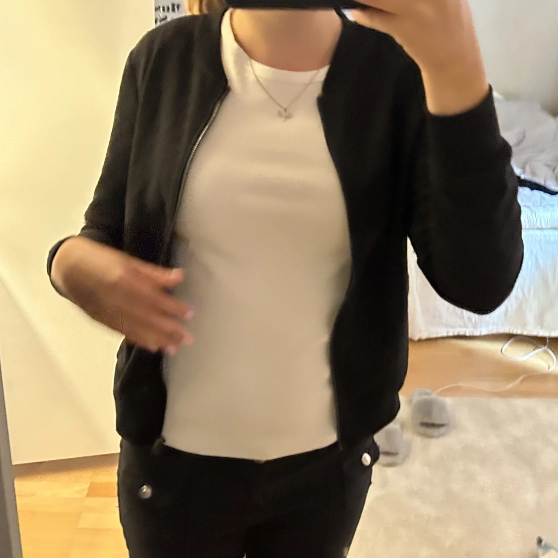 SVART KOFTA ME DRAGKEDJA  - 90