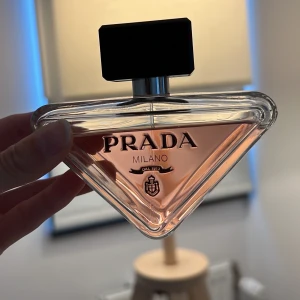 Prada paradoxe parfym - Prada paradoxe 50ml EDP, inköpt i våras och har förvarats svalt och kallt. Ca 35ml kvar! Säljer pga hittat en ny doft