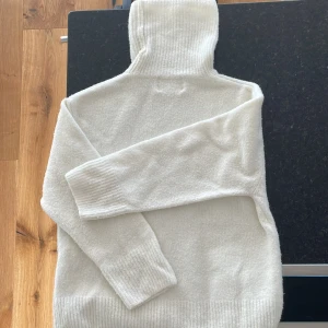 STICKAD - Säljer denna jätte snygga tjocktröjan från ZARA.❤️🪩är 8-9år men passar för 9-10år.Den är stickad med en krage.❤️💯🪩💋