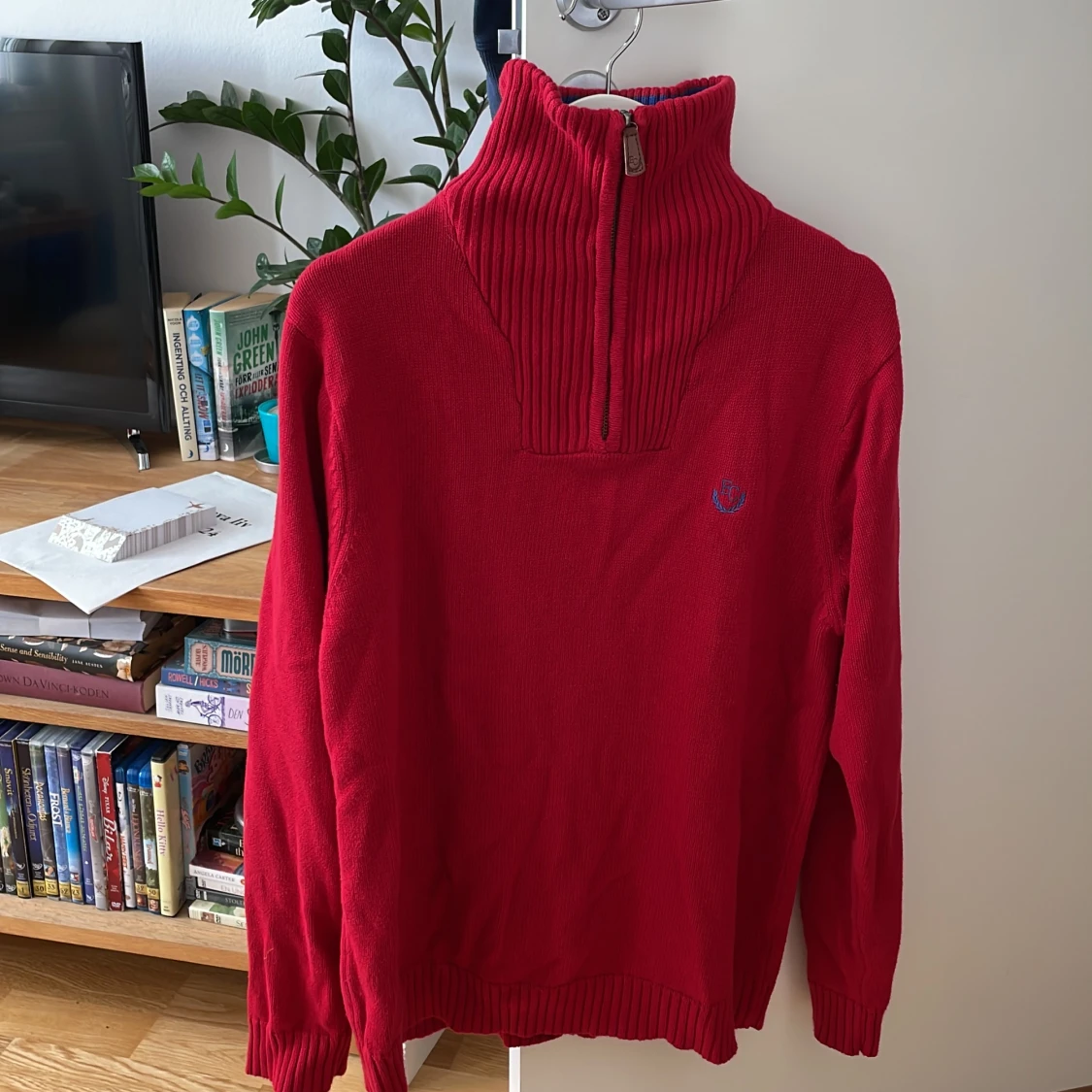 Röd tjocktröja 🧣 - 91