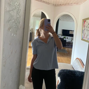 Blå tröja - Blå tröja med krage från Zara i storlek S 💙 endast använd en gång