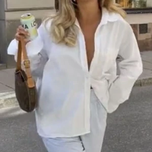 Skjorta - Så snygg och stilren skjorta från zara! Använd 1 gång.