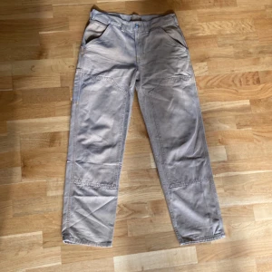 Doubble knees  - Säljer ett par väldigt feta dubble knees som ej passar mig tyvärr. Vet ej vad det är för märke, men väldigt lika carhartt.