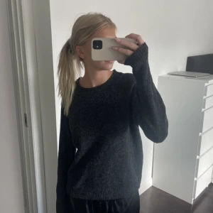 Mörkgrå stickad tröja - Mörkgrå stickad tröja ifrån vero moda💗💗