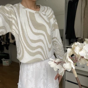 Tröja  - Snygg tröja från stradivarius i storlek XS.  Super mjuk och skön! Det vita tyget är ”pälsaktig” använd 2-3 gånger!