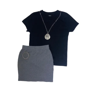 Outfit m. Kjol, t-shirt, armband & halsband - Garderobrensning allt ska bort innan 20 jan!! Alla tröjor & kjolar 30 kr byxor 50 kr klänningar 40 kr eller bud. Kan hämtas och levereras i Västerås ⭐️3 för 2 på allt⭐️          ⭐️ @19klader på Instagram, där finns alla plagg till salu⭐️