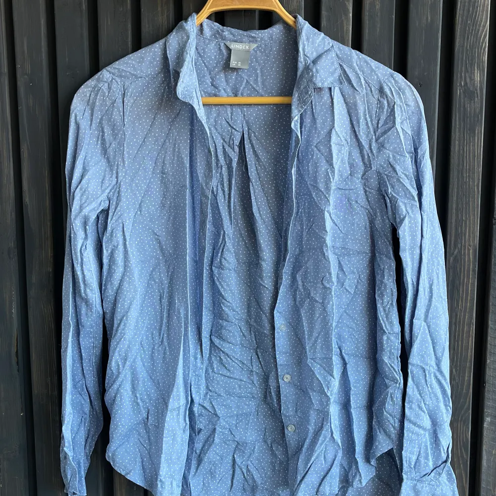 Skjorta från Lindex i storlek XS. Måste strykas 😂  Hämtas i Lund eller skickas om köparen står för frakten 😄. Blusar.