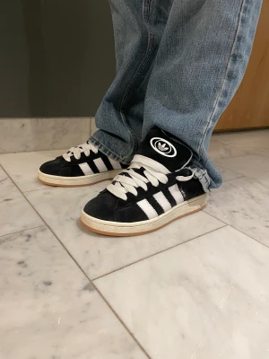 Adidas campus 00  - Svarta med vita snören, herr modell, nästintill oanvända! Skriv för fler bilder eller frågor, står inte för någon frakt och möts upp i centrala Stockholm 