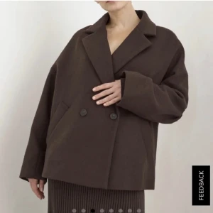 Kort kappa💕 - Säljer denna fina korta kappan från Lindex då den inte kommer till användning längre💕 Storlek S och nypris 999kr🥰 Skriv för fler bilder!!😇