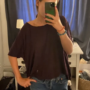 T-shirt Acne - Najs ”boxig” t-shirt från acne, så skönt material! Vinröd🍷