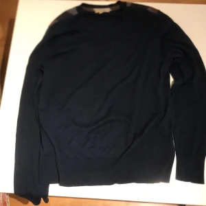 Burberry tröja - Stickad burberrytröja. Bra skick, bara använd ett par gånger. Passar M och S.