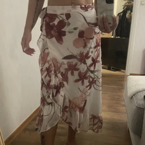 Kjol - Blommig kjol från Vero Moda. Använd en gång. Storlek xs.