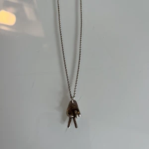 Maria Nilsdotter Halsband - Säljer detta fina halsband från Maria Nilsdotter. Superfint skick. 