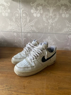 NIKE AIR FORCE - Säljer mina Nike air force, dom är i andvänt skick. Tror jag har lådan kvar