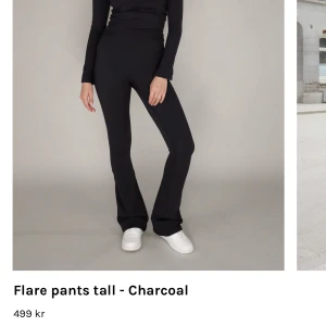 Flare Pants MK Lifestyle - Helt oanvända, skulle skickas tillbaks pga för långa, men glömde bort det😅 Jag är 170 och de va lite för långa på mig, så är nog bra längd för 173-177 cm skulle jag säga. Tränings material som är super stretchiga och sköna