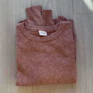 Stickad tröja från vila  - Säljer min ljus gammel rosa stickade tröja från Vila, i storlek S. Säljs pga att jag inte gillar hur den sitter på mig och därför aldrig kommit till användning. Oanvänd, och därav inte nopprig🩷 Nypris : 329kr säljs för 200kr🩷