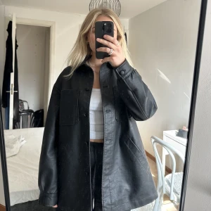 Skinnjacka - Säljer min skinnjacka i skinnimitation i storlek 36! Använd ett fåtal gånger och är i superbra skick