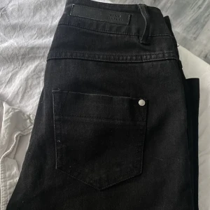 Svarta Flared Jeans - Flared jeans från Vila, storlek W27 L32. Andra bilden är lånad!