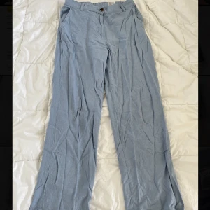 Linnebyxor - Superfina och sköna linnebyxor från HM. Då de varit för långa för mig (160cm) så har de fått fläckar längst ner. Går säkert att tvätta bort eller sy upp. Byxorna är ljusblå och har inga övriga anmärkningar.  Katt finns i hemmet <3  