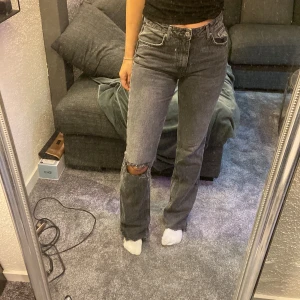 Jeans  - Grå jeans ifrån ginatrico i storlek 38. Dessa är lite små i storleken, så skulle säga att de sitter mer som en 36a. Jag är ca 174 cm och de är perfekt långa för mig!!🤌🏽