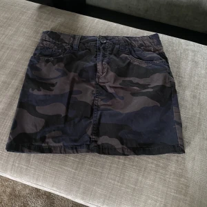 Zadig kjol - Super cool zadig kjol med militär mönster💜säljer då den inte kommer till användning 